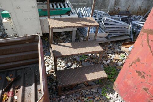 SET OF 3 METAL STEPS