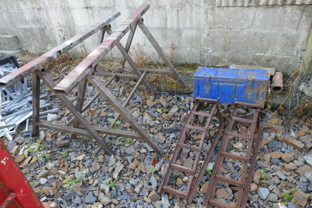 TRESSLES, AMMUNITION BOX & CAR RAMPS